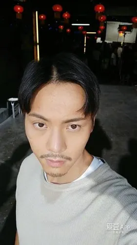 陈伟霆新闻170907陈伟霆发布微博故事咕噜咕噜漱口展现神级侧颜