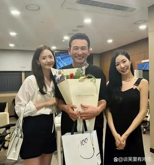 演员林允儿在自己的 instagram 上写道"外出",同时上传了多张照片.