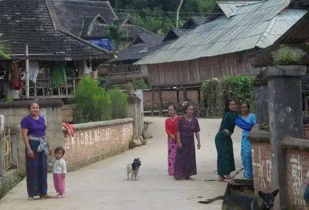 云南一村允许一夫多妻全村仅67人十几岁就成家男人最多娶5个