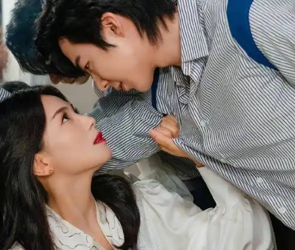 本身刘宇宁打扮韩系,看起来很年轻,而刘涛"国民媳妇"人设凹得太过头