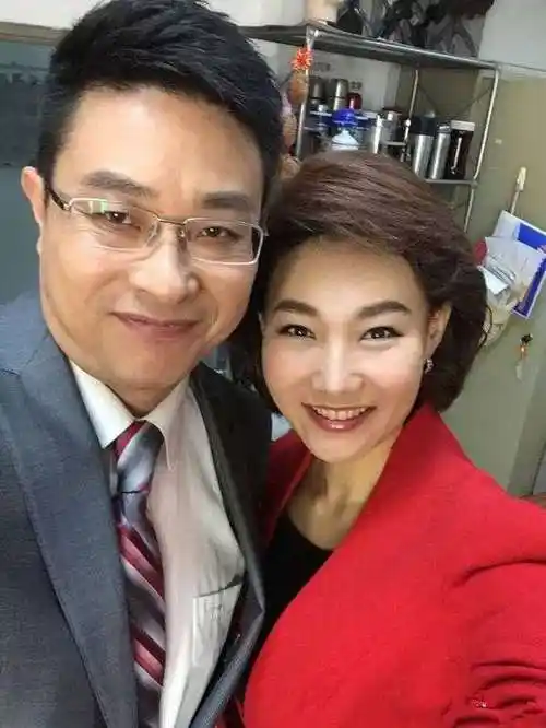 电视名嘴李梓萌:戴假发主持13年,44岁仍单身,康辉为她出镜征婚_时分