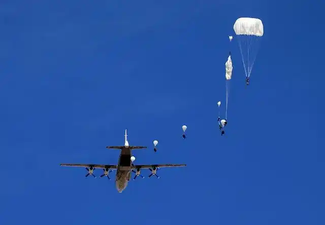 庆八一高原精准突击空降兵某旅组织新型伞空降空投训练