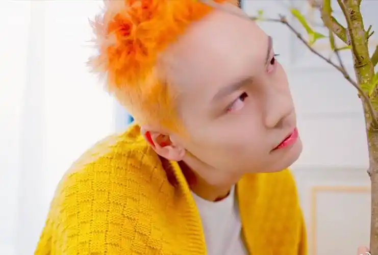 搭配白t夏日清爽感拉满 陈伟霆轻松hold住橙色发色,营造夏日浪漫