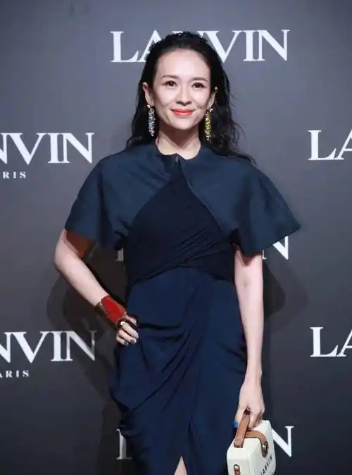 章子怡的脸型本身就不是特别大,没有刘海的遮挡,也不觉得脸很大,只