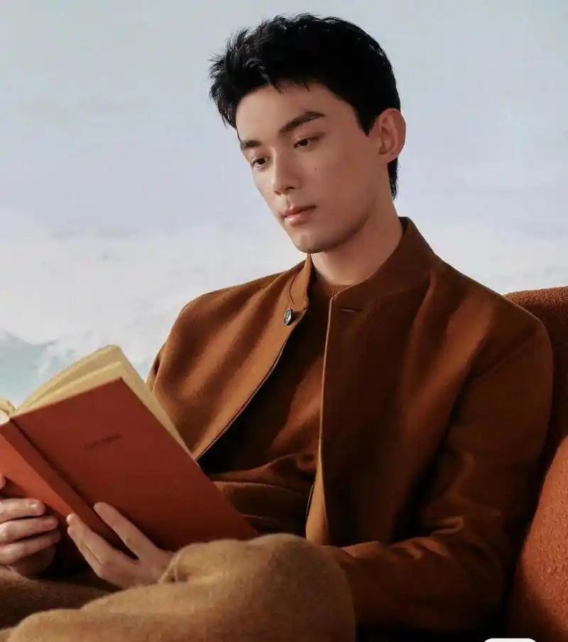 吴磊zegna美拉德穿搭 "吴磊一直以来都是大众非常喜爱的偶像艺人之一