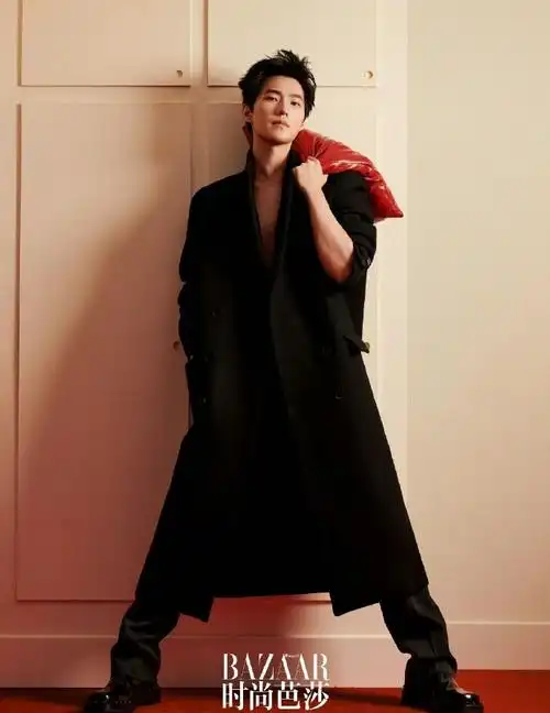 杨洋天台情绪大片##时尚芭莎八月刊封面