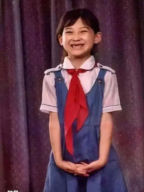 她从小聪明伶俐,长相出众又能歌善舞,7岁就考入南京"小红花艺术团"