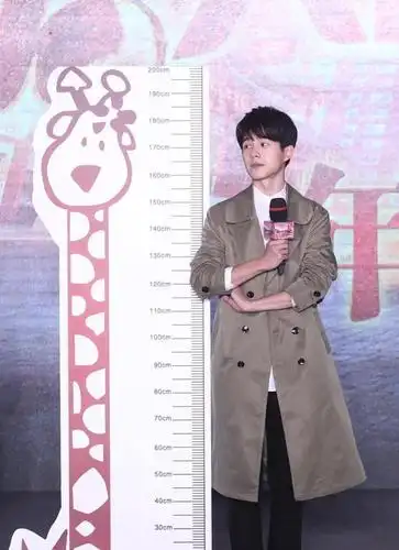 刘昊然路演现场量身高, 跟他合影过的男星都被暴露真实身高了