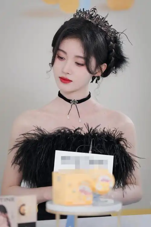 #鞠婧祎皇冠造型#