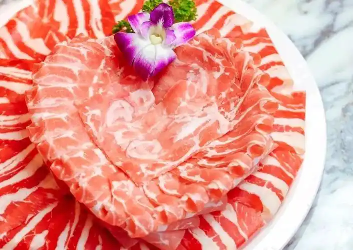 羊肉是通过切肉师傅纯熟精湛的刀工技艺,认真分割,厚薄均匀,纹理清晰