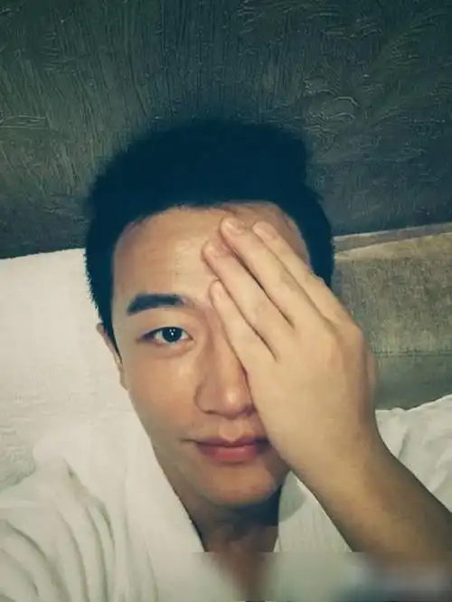 韬韬呆滞鹿晗干瘪陈伟霆治愈黄轩李易峰儒雅,男星素颜照也很有料