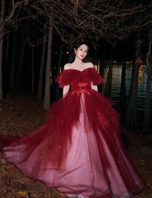 杨紫穿我们复古红礼服登湖南卫视跨年演唱会