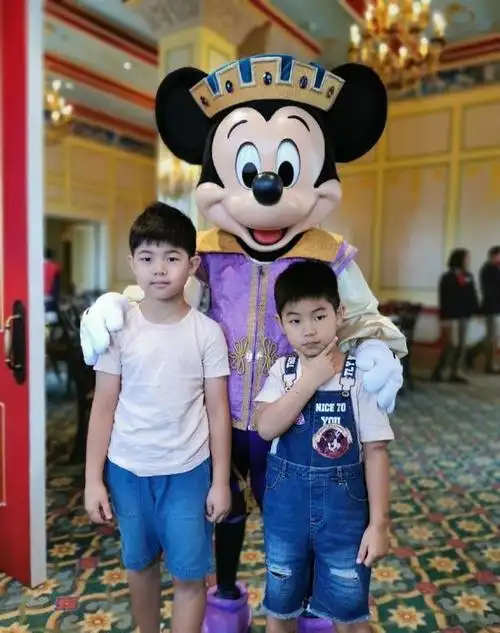 沙溢一家四口出游,43岁胡可穿粉衣大方秀素颜,滤镜也难掩年龄感