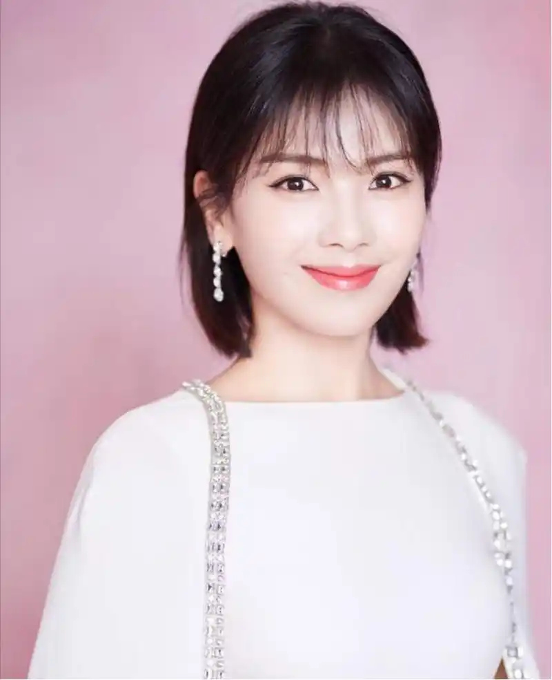 年过40岁的女人,留什么样发型显年轻?试试这几款,减龄还洋气