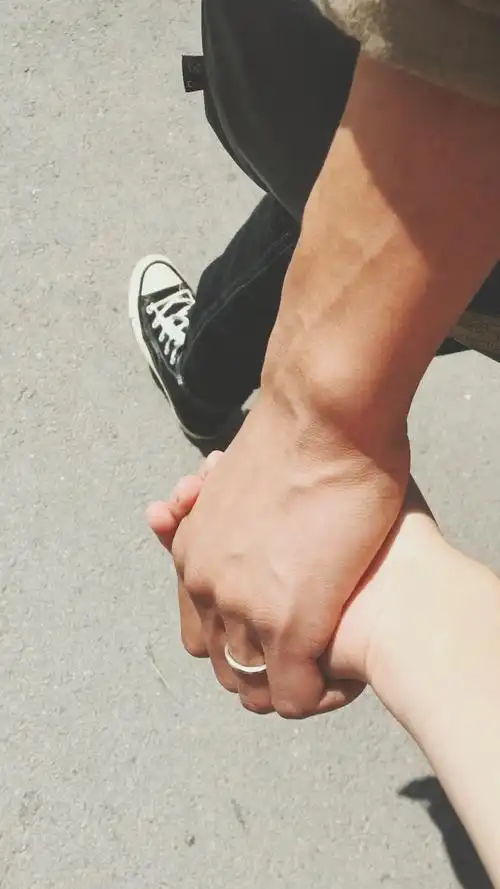 手就知道你也是不舍 相聚时总是短暂 离别前总是难舍 想你就这样牵着