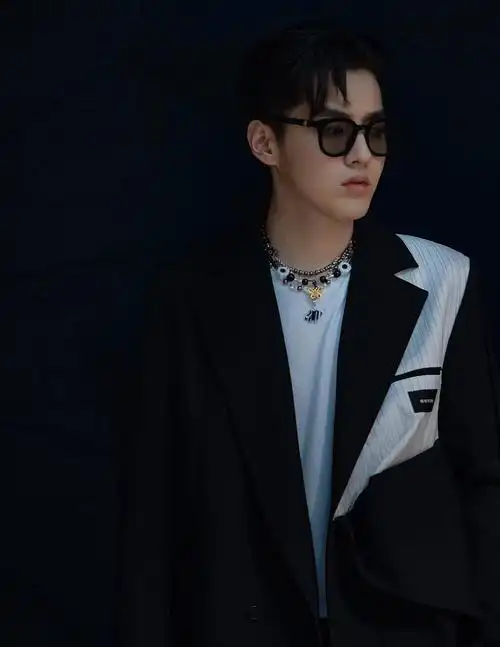 吴亦凡酷黑西装写真图片