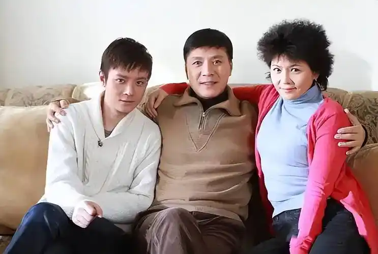 奚望在父母离异后,经历了一段心灵上的挣扎和痛苦,她对生父有着一些