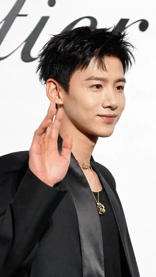 白敬亭黑西造型怼脸高清生图