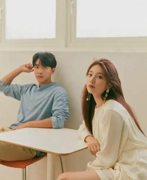 裴秀智和李胜基再续前缘蓝白简约造型拍写真瘦就是好看