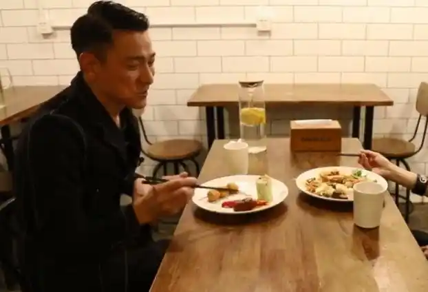 刘德华调侃妻子比自己胖,吃素6年,最爱糖醋油条