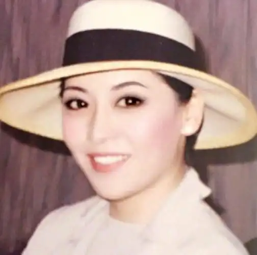 难怪向华强爱不释手看到这张照片,谁能想到她就是向太年轻时的样子