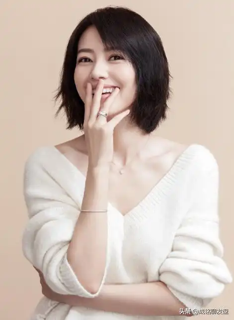尤其是她的短发,优雅自然,超有女人味,超显气质
