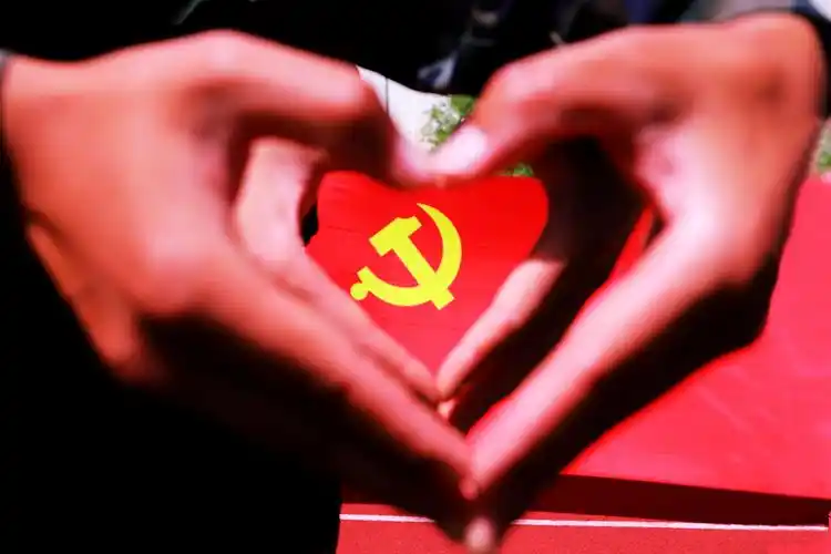 我与党旗合个影