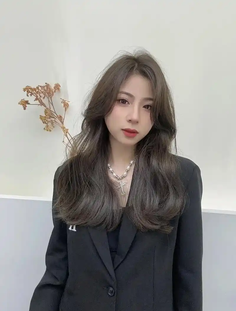 冷棕色.这是一款很低调的发色,色泽不夸张但不失 时尚,皮肤特 - 抖音