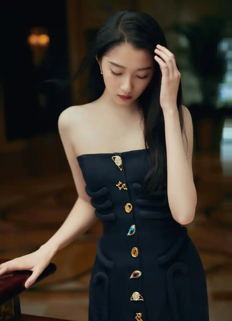 关晓彤黑金抹胸鱼骨裙这波什么水平