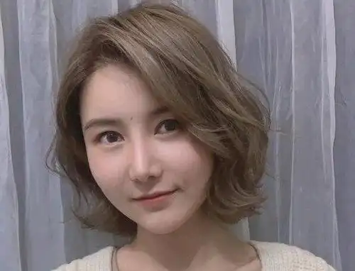 50 中老年女士最新减龄短发设计 适合大脸女士的修颜时尚短发