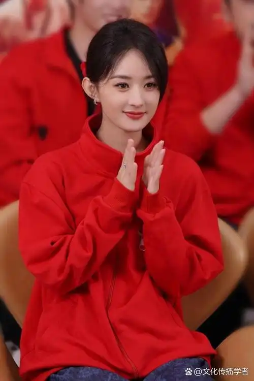 展示了赵丽颖三月的行程,并附言鼓励大家勇于尝试和打破多元风格