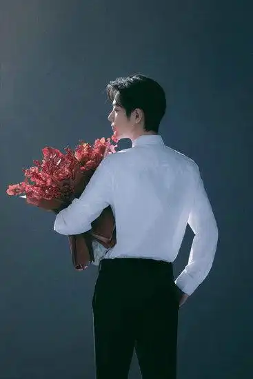 余生杀青肖战发文告别抱鲜花背影照干净帅气