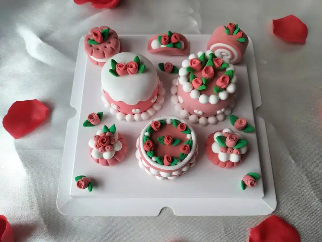【玫瑰花园】蔷薇粉手工轻粘土甜点作品 作品主题:【玫瑰花园】 2022