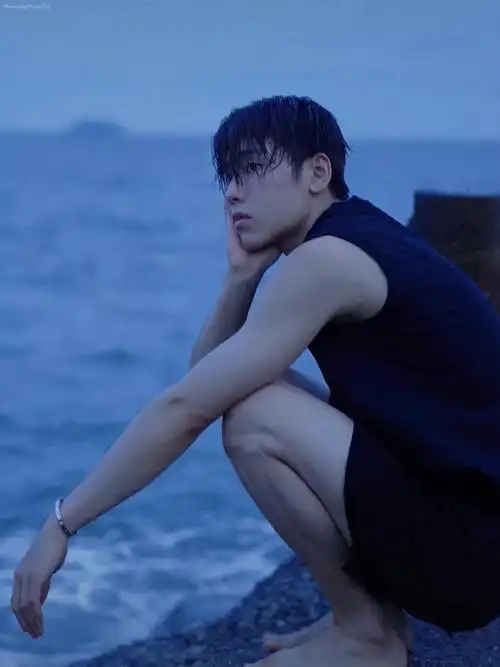 王子异海边彩色终于露了