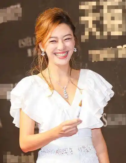 应采儿穿白裙现身 张嘴大笑"失控"变表情包