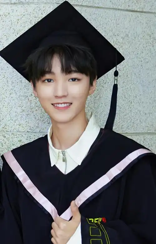 同学毕业典礼告白王俊凯颜值超高神似小凯同框拍照笑容好甜