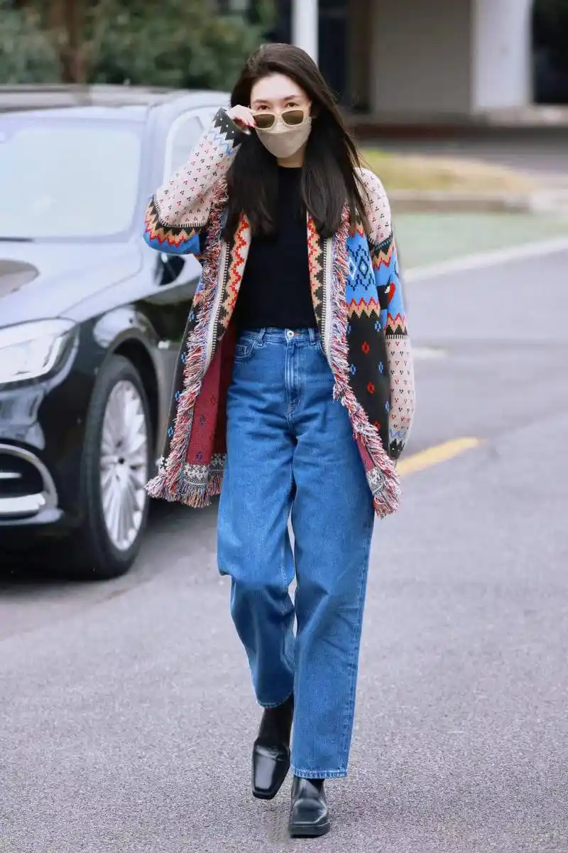 江疏影晒街拍,穿民族风提花流苏开衫配牛仔裤,复古时尚,简约清新_丹宁