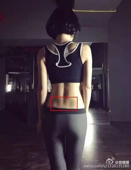 时尚 正文 然而你只看到了袁姗姗正面的马甲线,却没发现在她背后有两