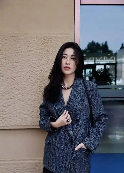 朱珠新造型大胆张扬,西装搭黑色吊带长裙,性感又妩媚得惊心动魄_女性