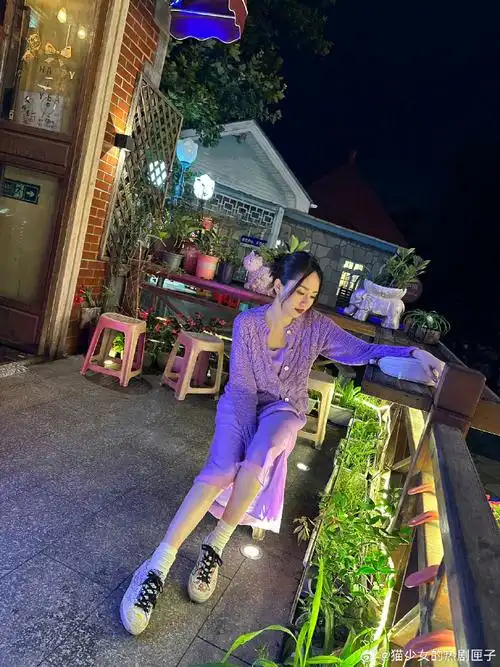 90  』刘惜君盘发紫裙造型96!夜幕街拍氛围感拉满~美女状态好好呀