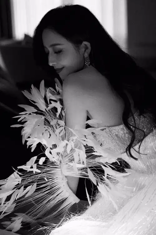 佟丽娅穿白色羽毛裙秀美腿 侧颜精致魅力足