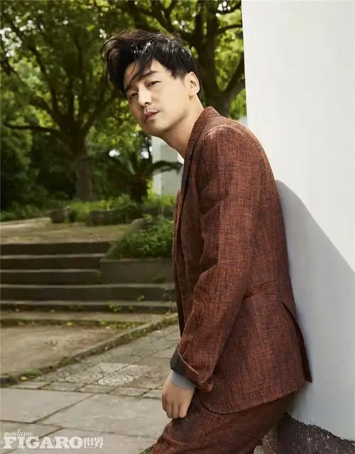 雷佳音登杂志封面 清爽有型演绎双面魅力 - 信网|青岛财经生活服务