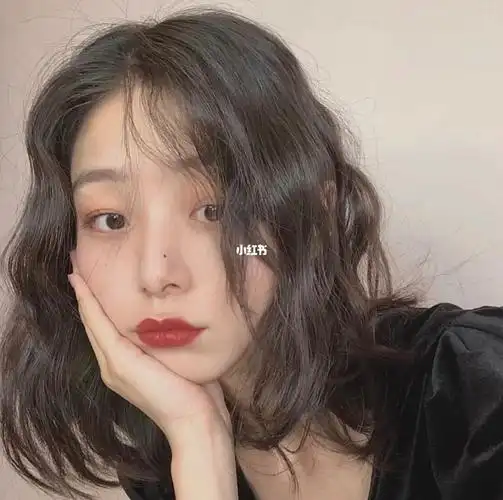 女孩子尴尬期一定要尝试中短发的法式木马卷