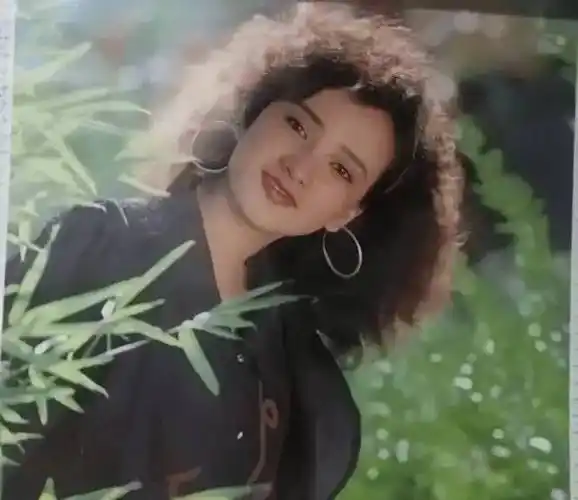 上世纪90年代,年轻时的何晴拍的一组美女挂历照,那时候流行烫发,何晴