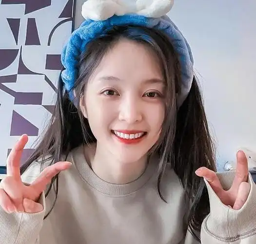 240130 吴宣仪最新甜美头像照夺人心魄,粉丝纷纷表示"要换头像啦!