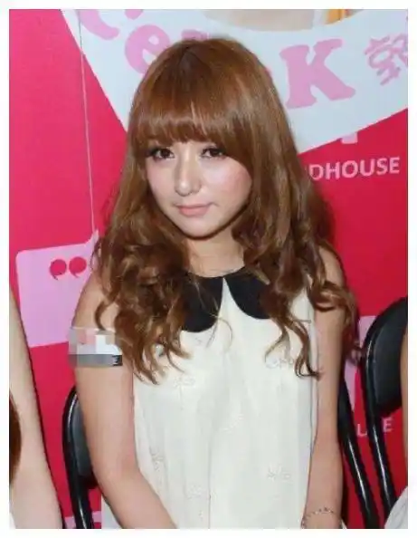 这是早年的方媛. 我觉得这是她刚出道的状态. 和现在的差距很大.