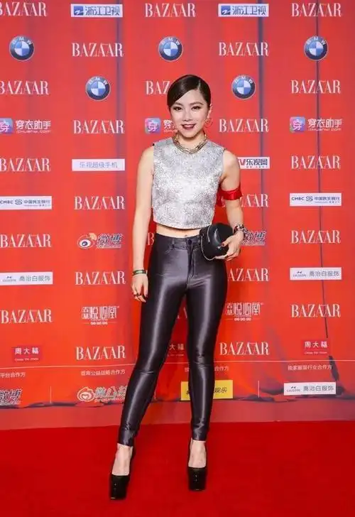 邓紫棋真的很喜欢皮裤呢,每次看到她出现在不同场合,总是穿着各种颜色