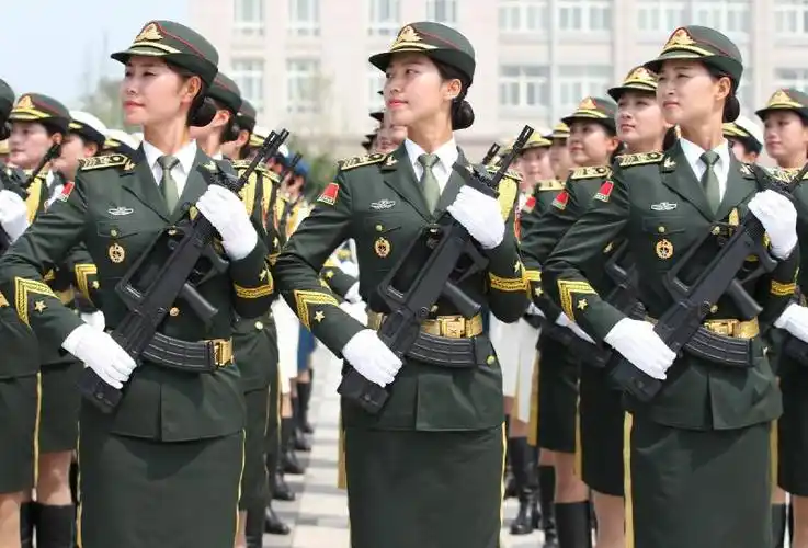 8月5日,三军仪仗队女队员在阅兵训练基地进行训练.