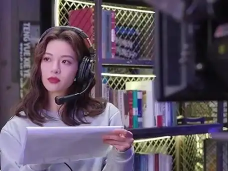 钟楚曦片场和耳机线杠上了##我要逆风去