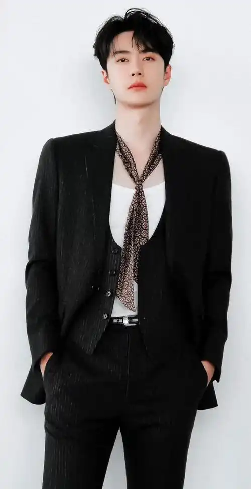 240208王一博西装造型惊艳全场尽显绅士魅力